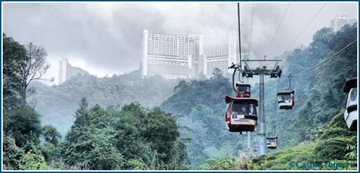 Канатная дорога к развлекательному комплексу-казино Genting, Малайзия. Самый интересный аттракцион для туристов - 5 километров пути на фуникулере над джунглями.
Фото 2011 года.